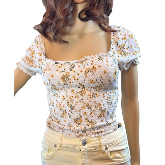 (6 for $25) Heart & Hips Smocked Floral Princess Sleeve top Size Medium - Picture 1 of 7